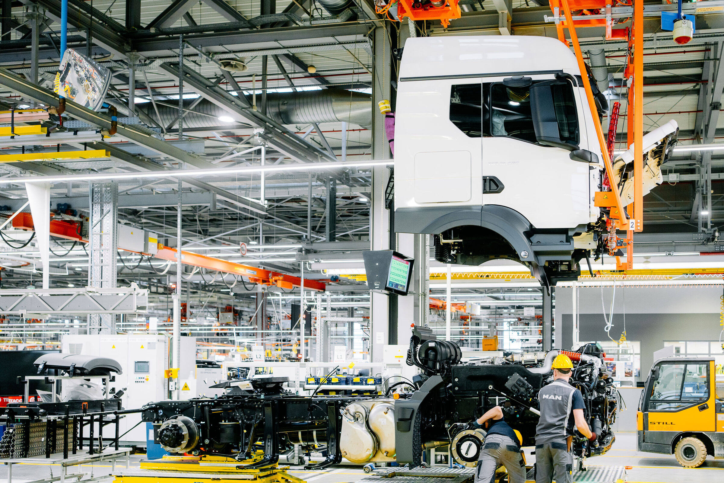 Chaîne de montage de véhicules industriels, cabines en cours d'équipement
