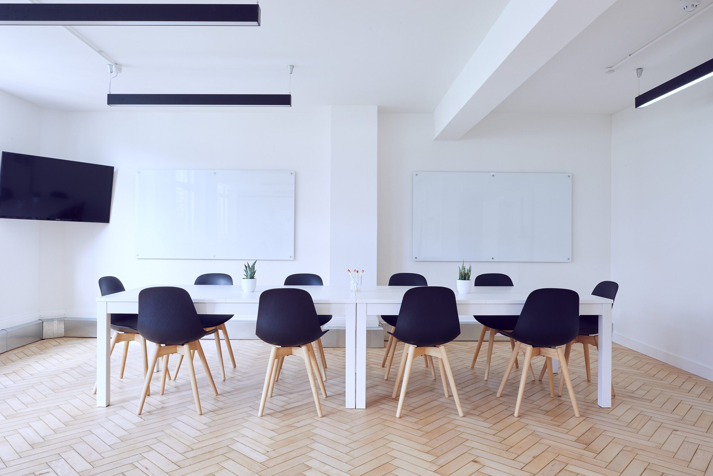 Salle de restitution, tableaux blancs, debout autour d'un poste